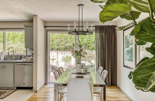 West Haven-Sylvan Maison | PDX Launching Pad - 2 bedroom house in a close-in, quiet Portland neighborhood