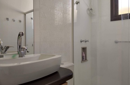 Alto Ribeirao Leste Maison | Calme et nature à la maison avec piscine à 2 km de la plage