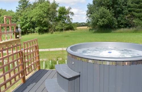 Penicuik Cottage | Peace and quiet, sat in the middle of your own field with a private hot tub.