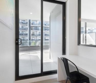 Brunswick West Appartement | Peaceful 1-Bed Unit with a Spacious Balcony