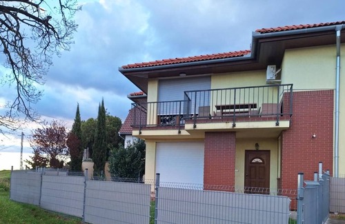 Pecs Appartement | Peaceful 1-Bedroom Apartment with AC, Terrace, and Free WiFi in Pécs