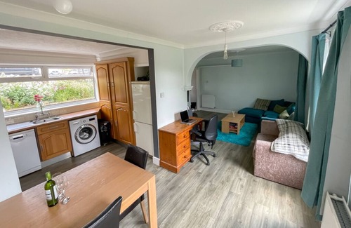 Woodingdean Maison | Peaceful 2 Bedroom House w/Free Parking + Sea View, close to the South Downs