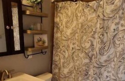 Town of Hastings Maison | Peaceful 2-bedroom town house with fireplace