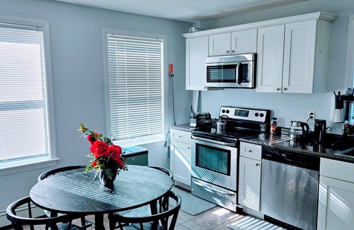 Metropolitan Hill - Beech Street Copropriété | Peaceful 2-bedroom condo with AC in charming Roslindale