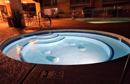 North Mountain Copropriété | Peaceful 2-bedroom condo - private lake, spa, pool, and pickleball!