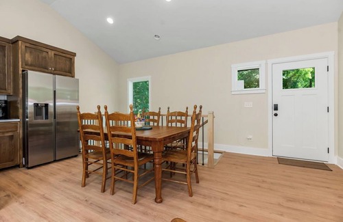 Linn Valley Maison | Peaceful 2-Bedroom Family Cabin-Scenic Views & Great Amenities-Sleeps 6
