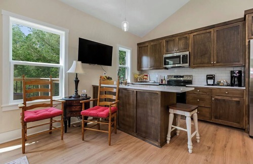 Linn Valley Maison | Peaceful 2-Bedroom Family Cabin-Scenic Views & Great Amenities-Sleeps 6
