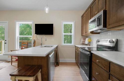 Linn Valley Maison | Peaceful 2-Bedroom Family Cabin-Scenic Views & Great Amenities-Sleeps 6