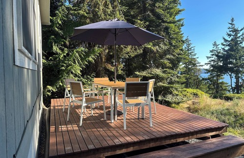 Langley Maison | Peaceful 2-bedroom Water View Home in Langley with Private Beach Access and Wifi