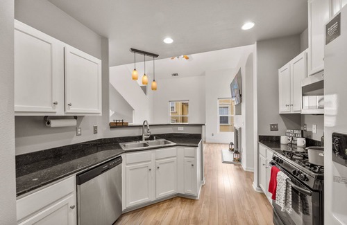 Reno Maison | Peaceful 2 Bedroom with Pool & Hot Tub in South Reno 2/2