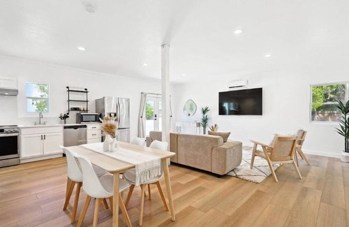 Denton Maison | Peaceful 2BR 1B Guest House with Hot Tub