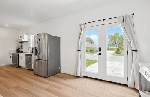 Denton Maison | Peaceful 2BR 1B Guest House with Hot Tub