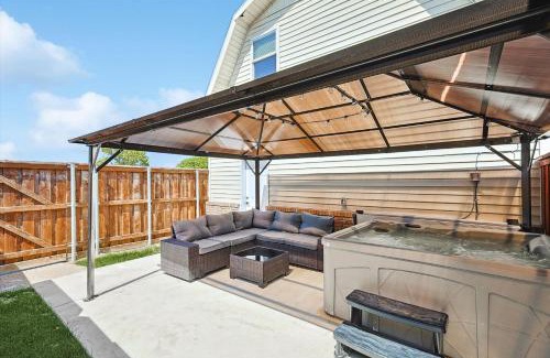 Denton Maison | Peaceful 2BR 1BA Holiday Guest House with Hot Tub