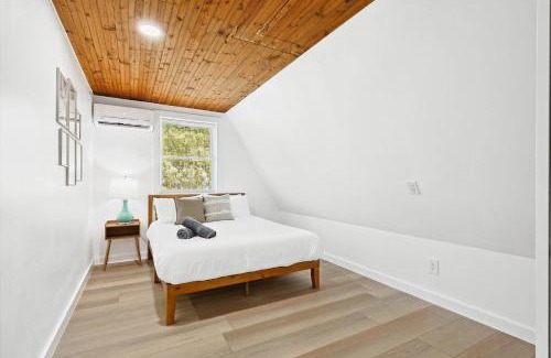 Denton Maison | Peaceful 2BR 1BA Holiday Guest House with Hot Tub