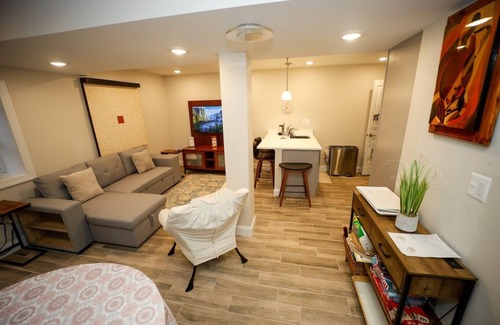 Northwest Appartement | Peaceful 2BR/2BA Retreat Near Downtown DC. Sleeps 5. Walk to bus stop or Metro.