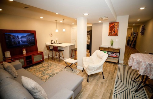 Northwest Appartement | Peaceful 2BR/2BA Retreat Near Downtown DC. Sleeps 5. Walk to bus stop or Metro.