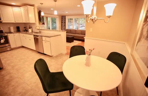 Melrose Appartement | Peaceful 2BR near US Route 1 and Boston.