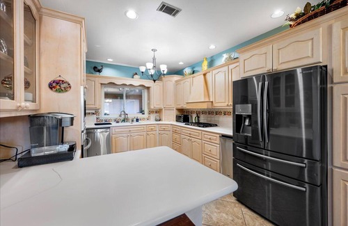 Hutto Maison | Peaceful 3 Acre Getaway - Creek Access, Fire Pit, Gazebo, Kayaks & Pet-Friendly!
