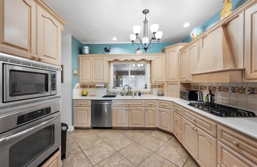 Hutto Maison | Peaceful 3 Acre Getaway - Creek Access, Fire Pit, Gazebo, Kayaks & Pet-Friendly!
