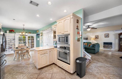 Hutto Maison | Peaceful 3 Acre Getaway - Creek Access, Fire Pit, Gazebo, Kayaks & Pet-Friendly!