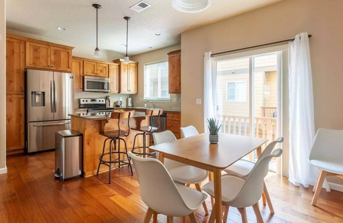 Five Oaks Maison | Peaceful 3-BDR townhome with WiFi, AC in Beaverton - 24 Hour Self Check in