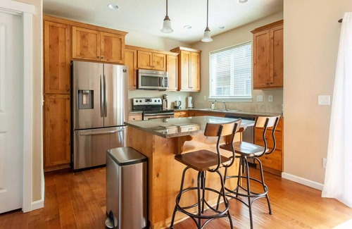 Five Oaks Maison | Peaceful 3-BDR townhome with WiFi, AC in Beaverton - 24 Hour Self Check in