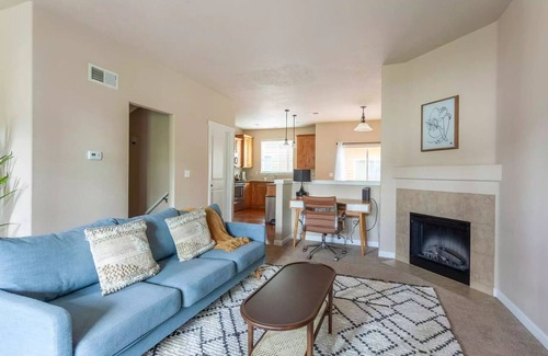 Five Oaks Maison | Peaceful 3-BDR townhome with WiFi, AC in Beaverton - 24 Hour Self Check in