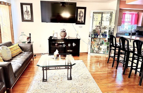 Newark Maison | Peaceful 3Bedroom Home -Near EWR/NYC