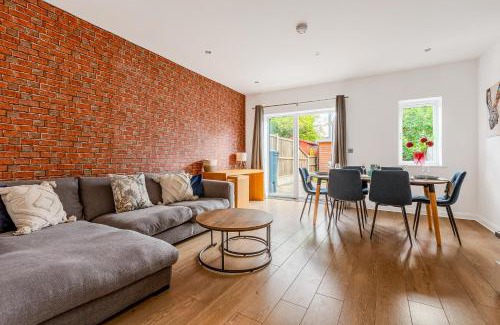 Higham Hill Maison | Peaceful 4BR Home with Garden& Parking in Walthamstow
