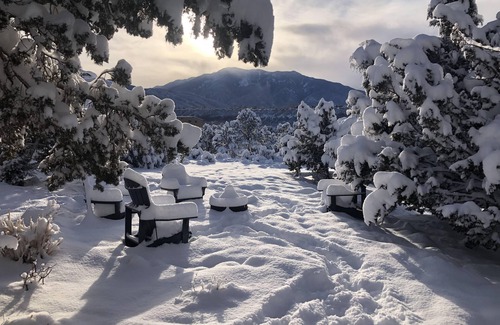Valdez Maison | Peaceful Adobe home between Taos/TSV- Mountain Views, Hot Tub, Summer Garden