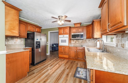 Douglas Maison | Peaceful almost 4 acres pond,sunroom, close to shopping restaurant's Douglas,GA