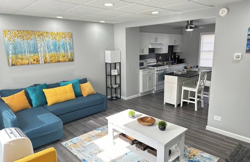 East Hazel Crest Appartement | Peaceful and comfy home away from home in the ‘burbs oasis