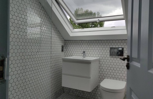 Coppetts Maison | Peaceful and cosy double bed room with skylight in modernised Edwardian house.