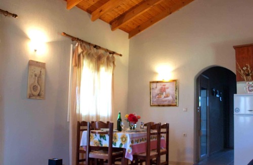 Nea Kydonia Villa | Villa familiale paisible et privée avec piscine et vue panoramique sur la mer et la montagne