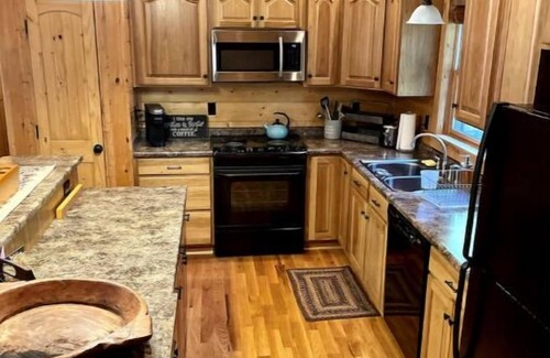 Altamont Maison | Peaceful Cabin: Trails, Winery, Fire-pit & 12 Acr