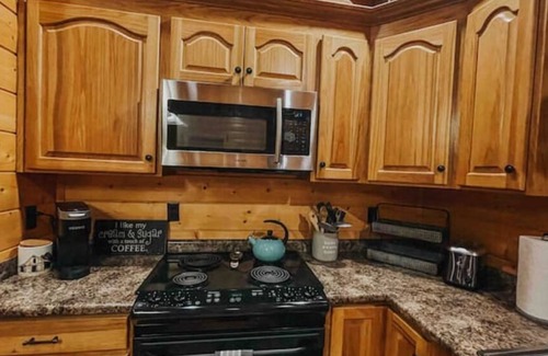 Altamont Maison | Peaceful Cabin: Trails, Winery, Fire-pit & 12 Acr
