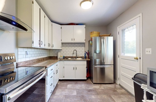 Gloucester Maison | Peaceful centrally located home: w/ yard & walking distance to town