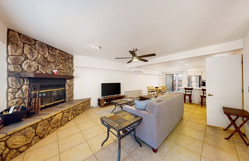 Pinetop Copropriété | Peaceful condo with patio, pool/hot tub, gym, and fireplace