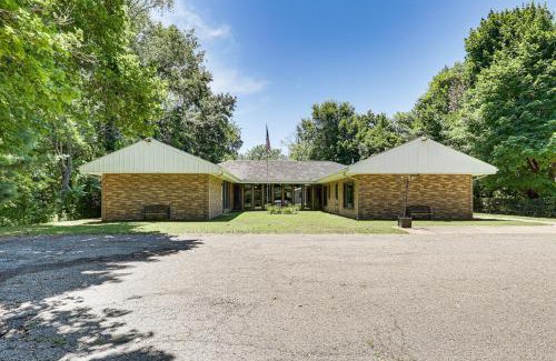 Coshocton Maison | Peaceful Coshocton Home with Grills and Spacious Yard