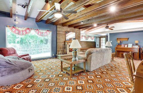 Coshocton Maison | Peaceful Coshocton Home with Grills and Spacious Yard