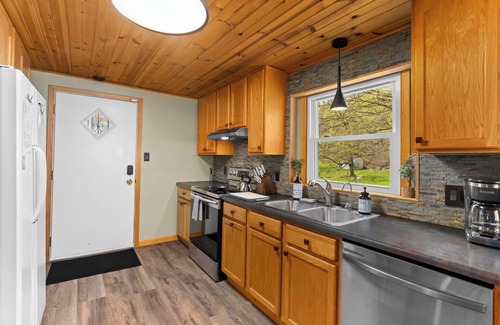 Orange Prairie Cottage | Peaceful Cottage in the Woods w/ City Convenience