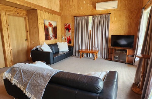 Willowmavin Cottage | Peaceful cottage retreat an hour from Melbourne