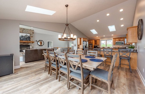Waterfront Greens Maison | Peaceful Cove Stay w/ Foosball & Hot Tub