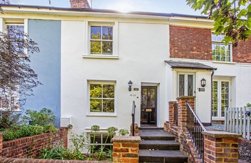 Winchester Maison | Peaceful elevated residential area - walk to city