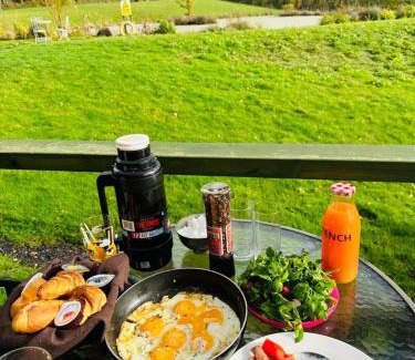 Hadlow Down Maison | Peaceful ensuite lakeside cabin 'Tench'