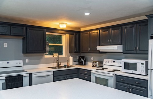 Widnoon Cabine | Peaceful Escape Ben Franklin Range 4-bedroom lodge in Kittanning, PA. Book now