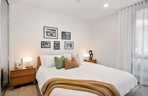 West Melbourne Appartement | Peaceful Escape with King Bed, Parking and Walk to CBD!