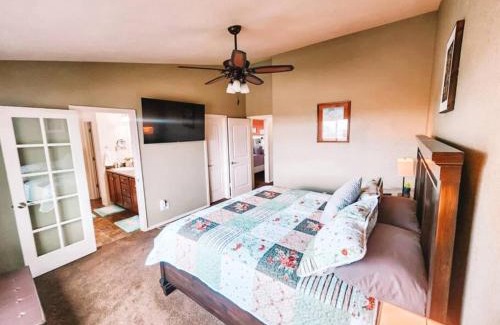 Elbert Maison | Peaceful Falcon Hot Tub Pet Friendly 3 King Beds