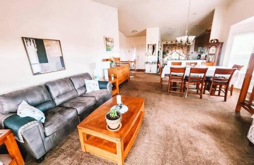 Elbert Maison | Peaceful Falcon Hot Tub Pet Friendly 3 King Beds