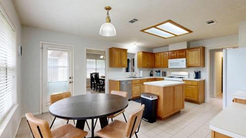 Glenhaven Maison | Peaceful Family-Friendly Retreat with Large Backyard Near Texas A&M in Dr. College Station, Texas